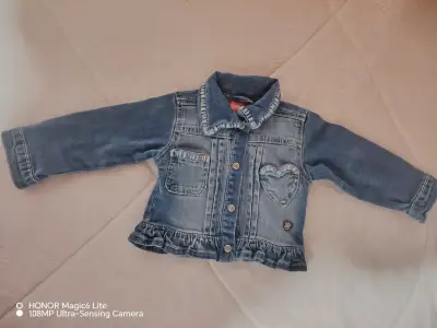 Chaqueta de mezclilla para niña con diseño de corazón - miniatura 1