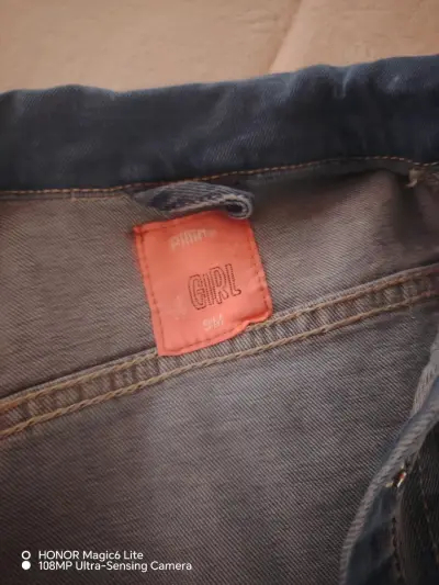 Chaqueta de mezclilla para niña con diseño de corazón - miniatura 2