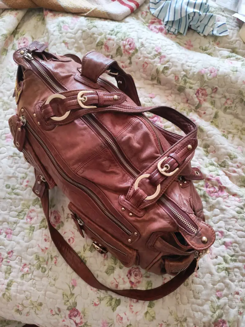 Bolso de cuero marrón con múltiples bolsillos - 3