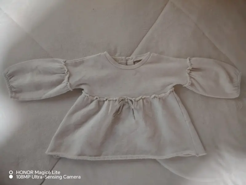 Chaleco de bebé color beige con mangas largas - 1