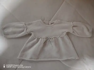 Chaleco de bebé color beige con mangas largas - miniatura 1