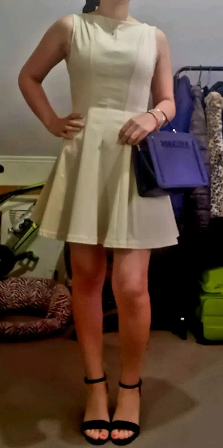 Vestido corto beige elegante para mujer - 1