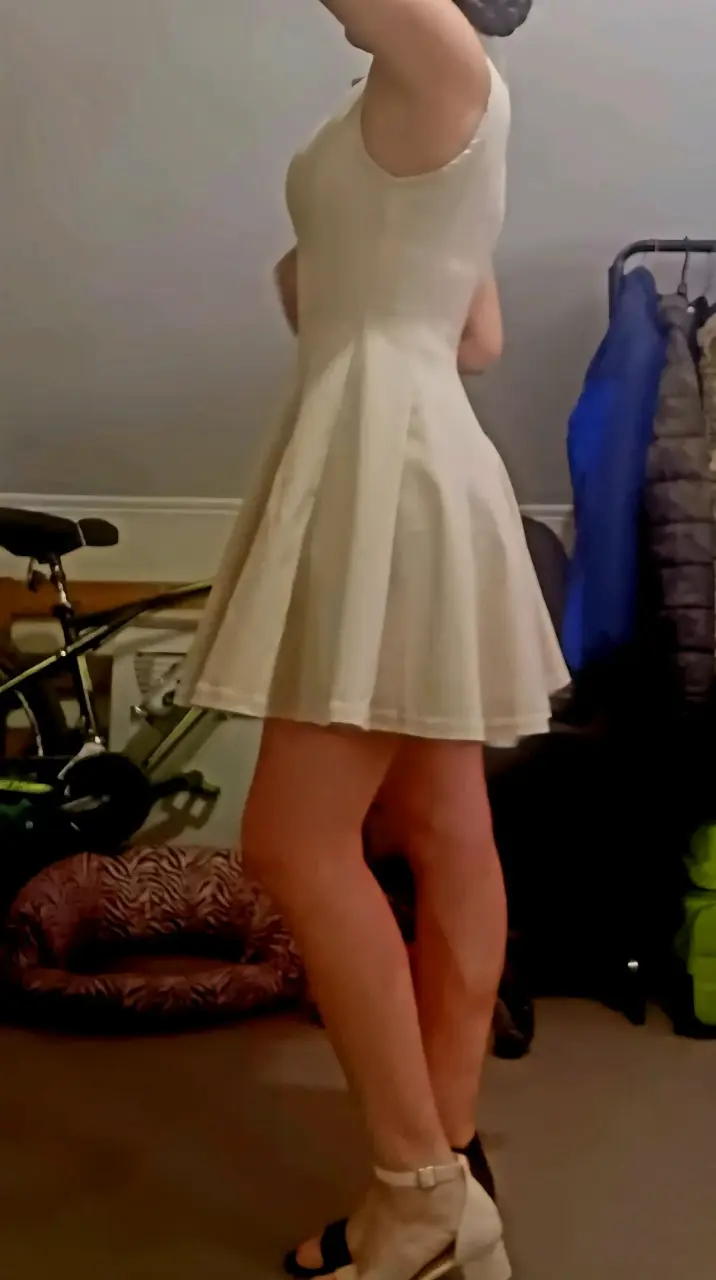 Vestido corto beige elegante para mujer - 2