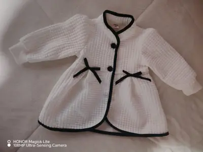 Abrigo infantil blanco con detalles negros - miniatura 1