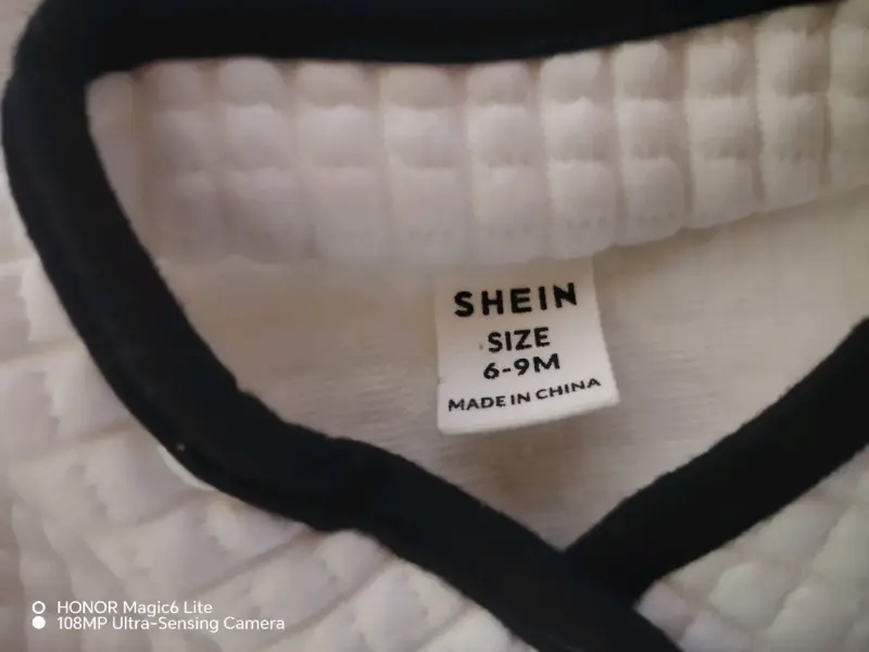 Abrigo infantil blanco con detalles negros - 2