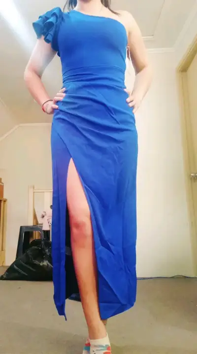 Vestido largo azul con un hombro y abertura - miniatura 1