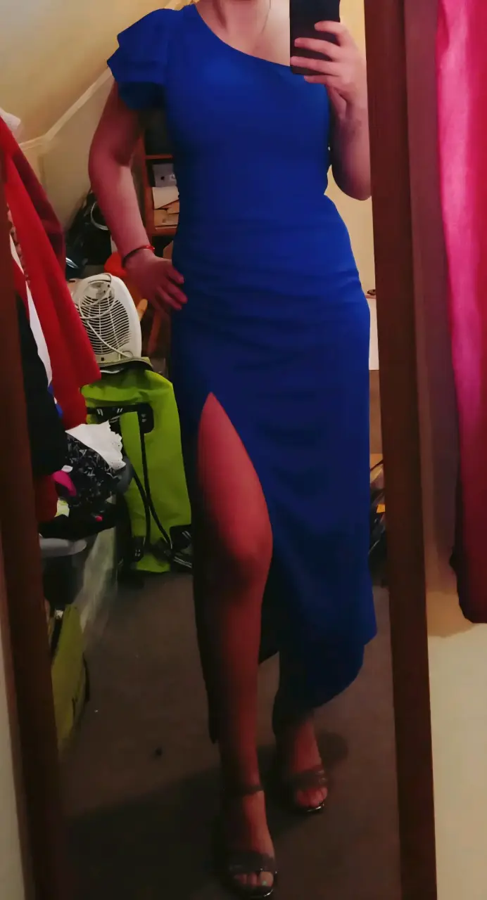 Vestido largo azul con un hombro y abertura - 3