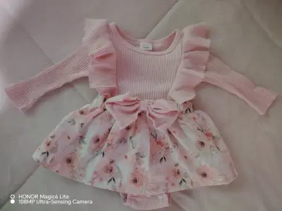 Vestido de bebé rosa con volantes y flores - miniatura 1