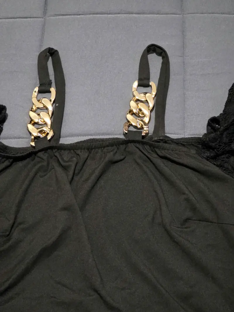 Blusa Negra con Encaje y Cadenas Doradas - 2