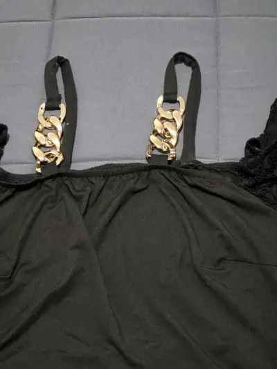 Blusa Negra con Encaje y Cadenas Doradas - miniatura 2