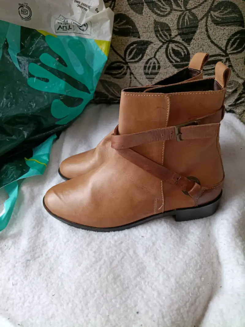 Botines de cuero marrón con hebilla