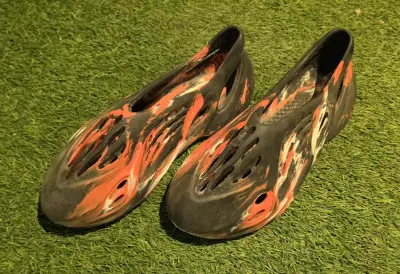 Zapatillas tipo Yeezy 700 rojo con negro - miniatura 1