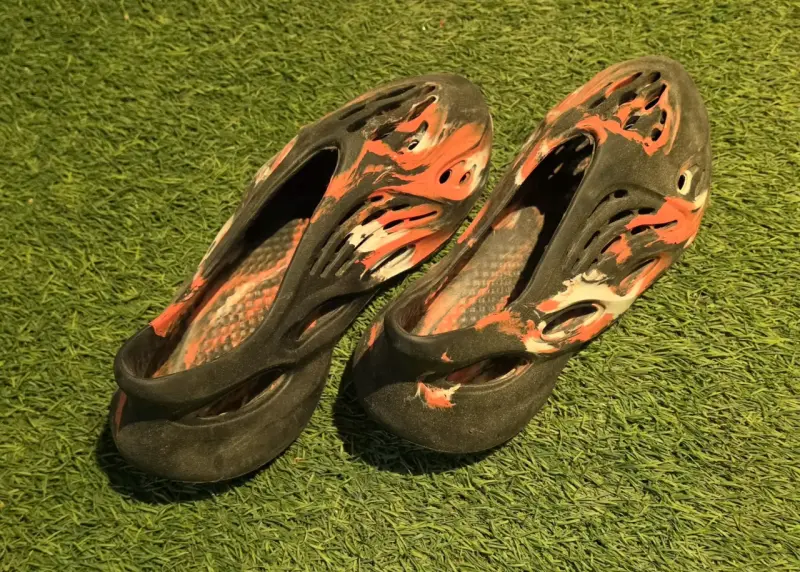 Zapatillas tipo Yeezy 700 rojo con negro - 2