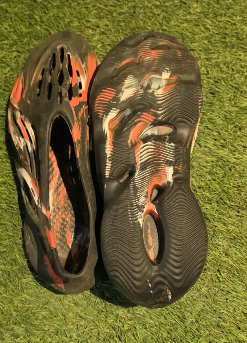 Zapatillas tipo Yeezy 700 rojo con negro - 3