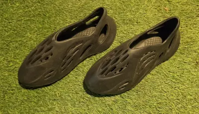 Zapatillas tipo Yeezy 700 negro - miniatura 1