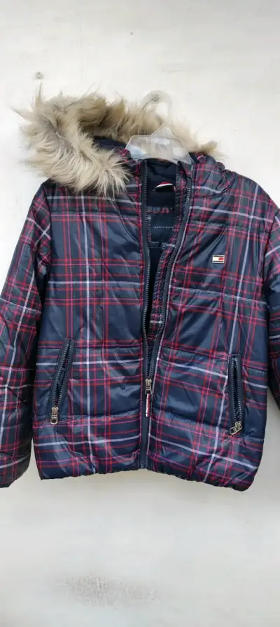 Chaqueta acolchada Tommy Hilfiger con capucha de piel - miniatura 1