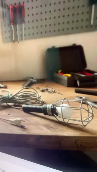 Lámpara de trabajo con cable largo y protección metálica - miniatura 2