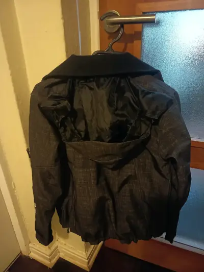 Chaqueta impermeable negra con capucha - miniatura 1
