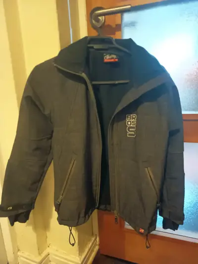 Chaqueta impermeable negra con capucha - miniatura 2