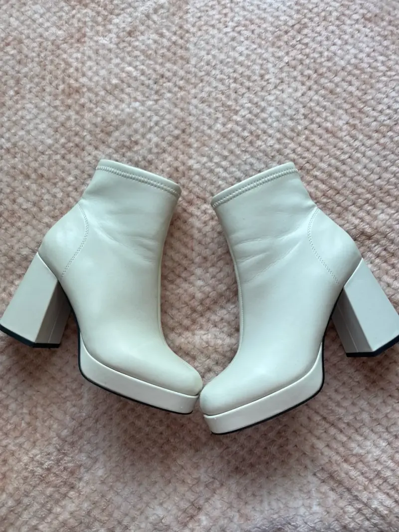Botines beige con tacón alto - 1