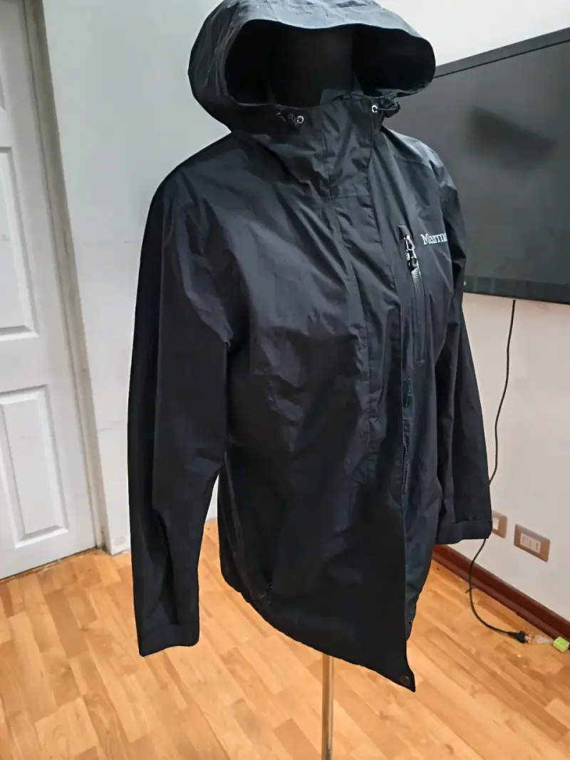 Chaqueta impermeable negra con capucha Marmot - 1