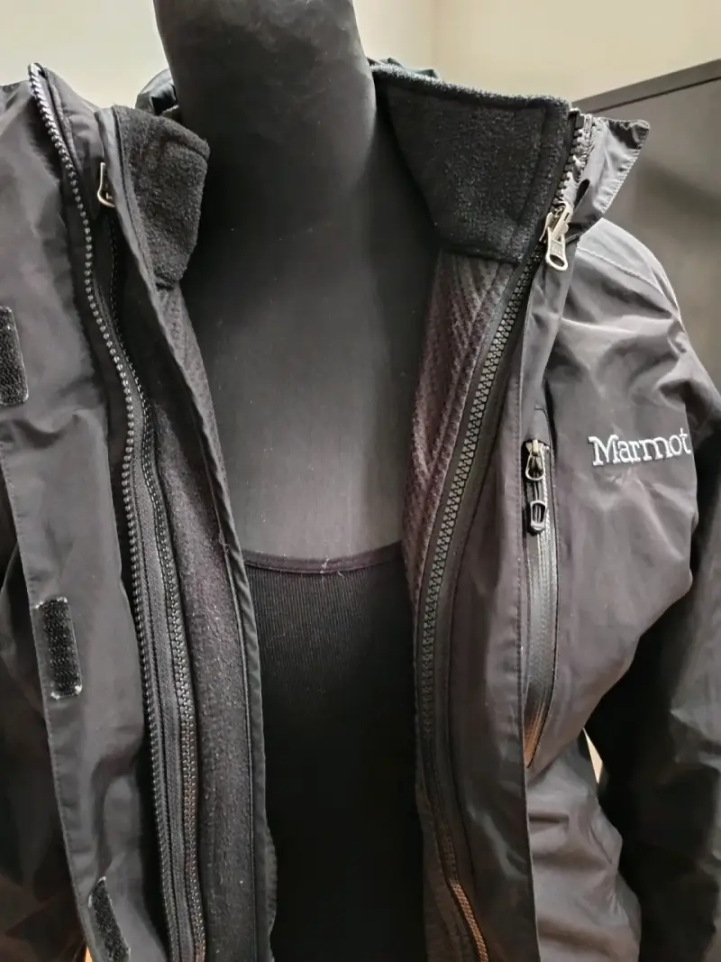 Chaqueta impermeable negra con capucha Marmot - 5