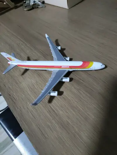 Modelo de avión Iberia a escala - miniatura 1