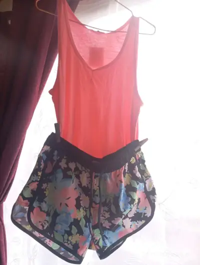 Conjunto deportivo mujer coral y floral - miniatura 1