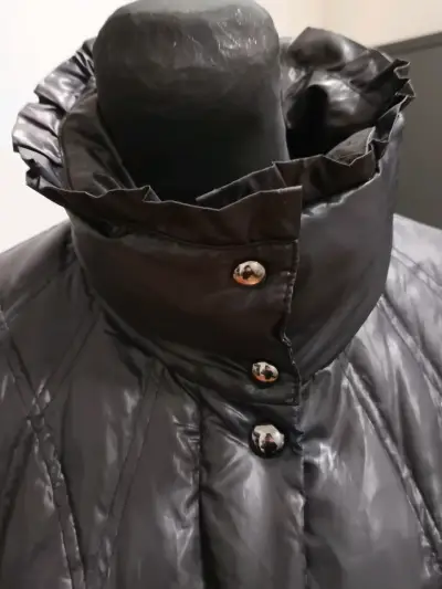 Abrigo parka acolchado negro para mujer - miniatura 2
