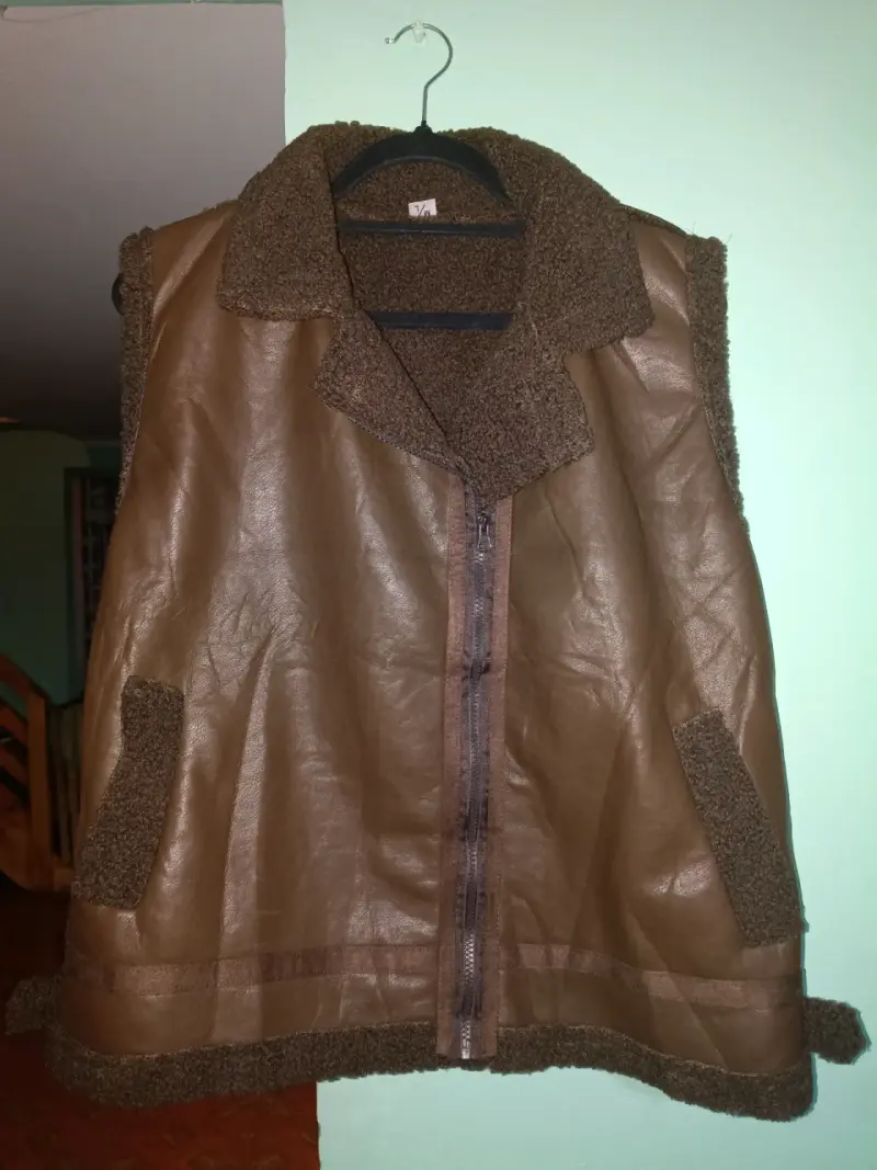 Chaleco de cuero sintético con forro de lana