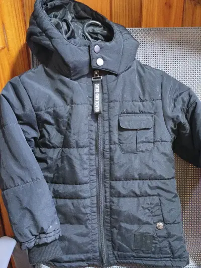 Chaqueta acolchada negra para niños con capucha - miniatura 1