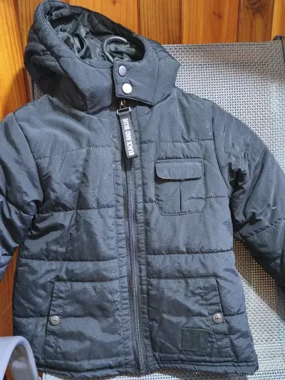 Chaqueta acolchada negra para niños con capucha - miniatura 2
