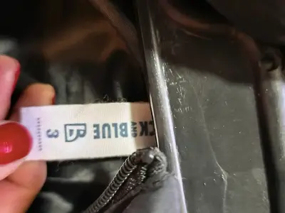 Chaqueta acolchada negra para niños con capucha - miniatura 3