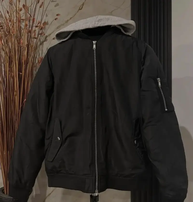 Chaqueta negra con capucha gris