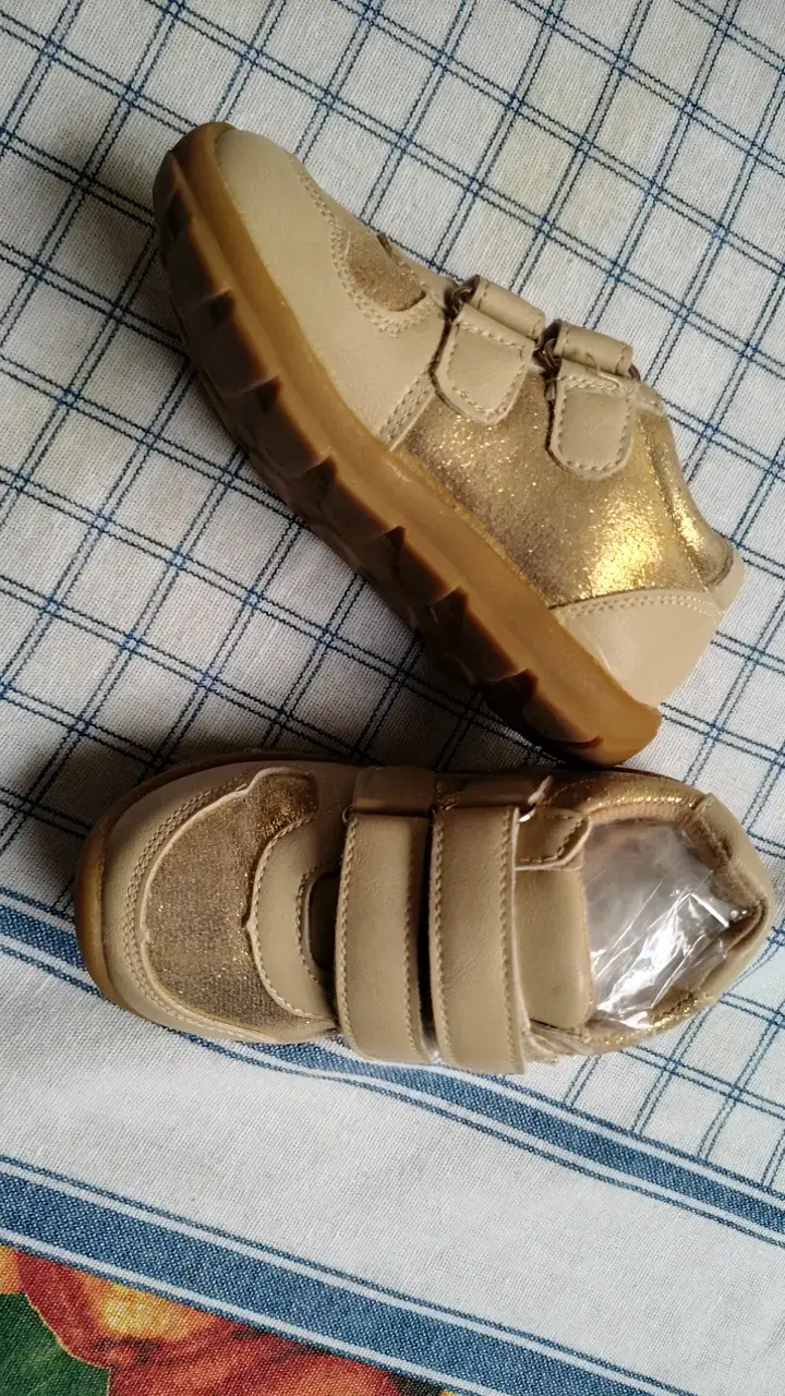 Zapatos de bebé dorados con velcro - 1