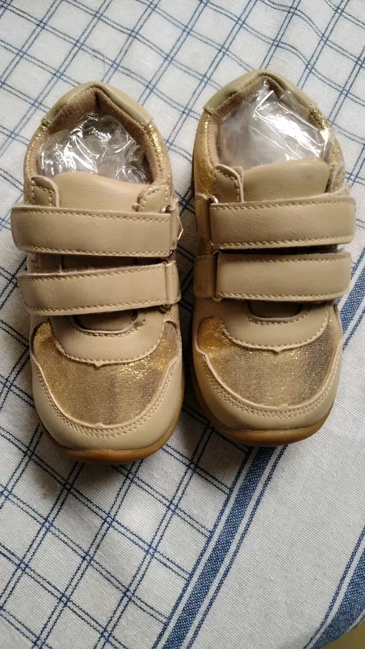 Zapatos de bebé dorados con velcro - 2