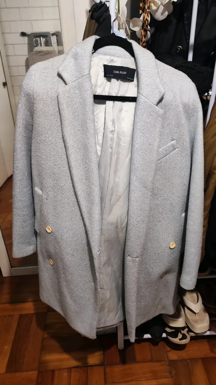 Abrigo  Zara Basic celeste con botones dorados - 2