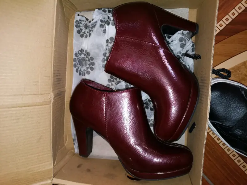 Botines de cuero burdeos con tacón alto