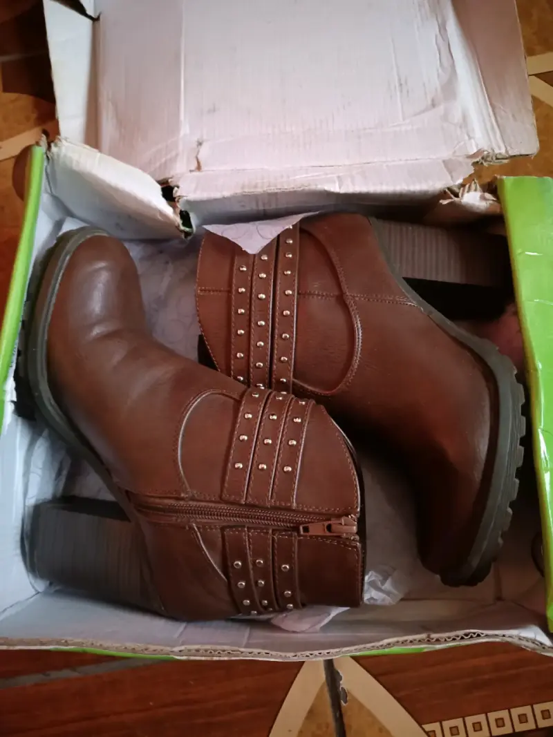 Botines de cuero marrón con tachas para mujer