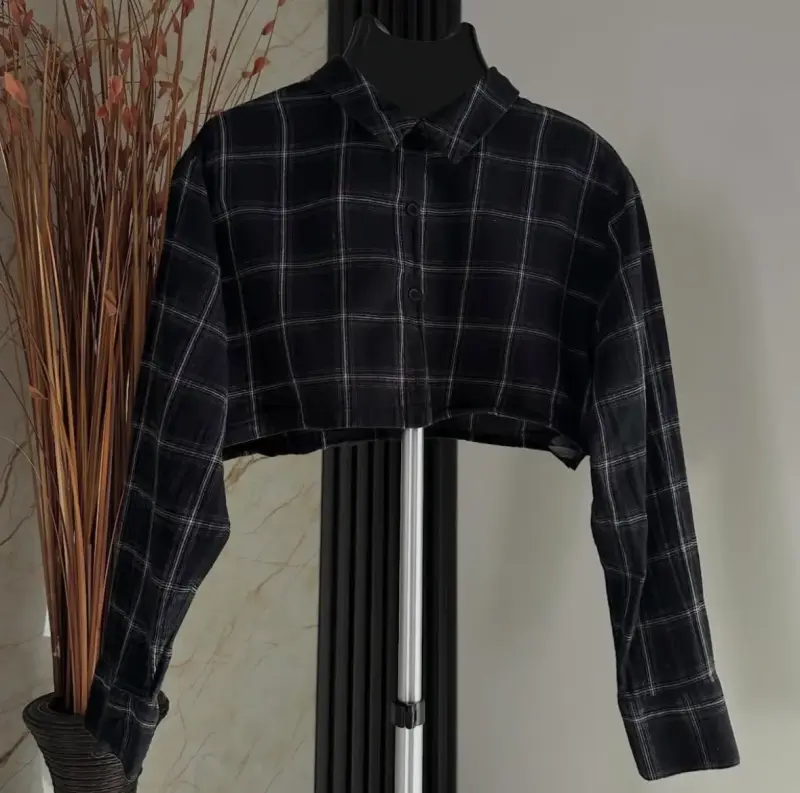 Camisa corta a cuadros negra para mujer