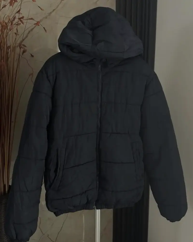 Chaqueta acolchada azul oscuro con capucha