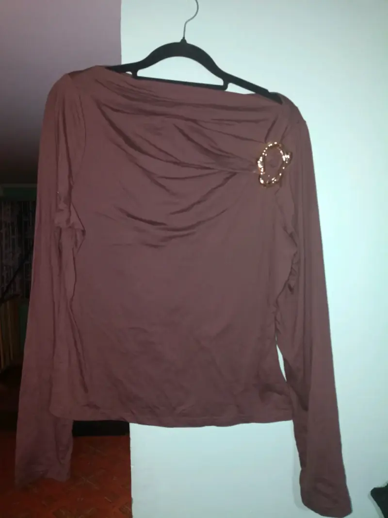 Blusa marrón con detalle decorativo