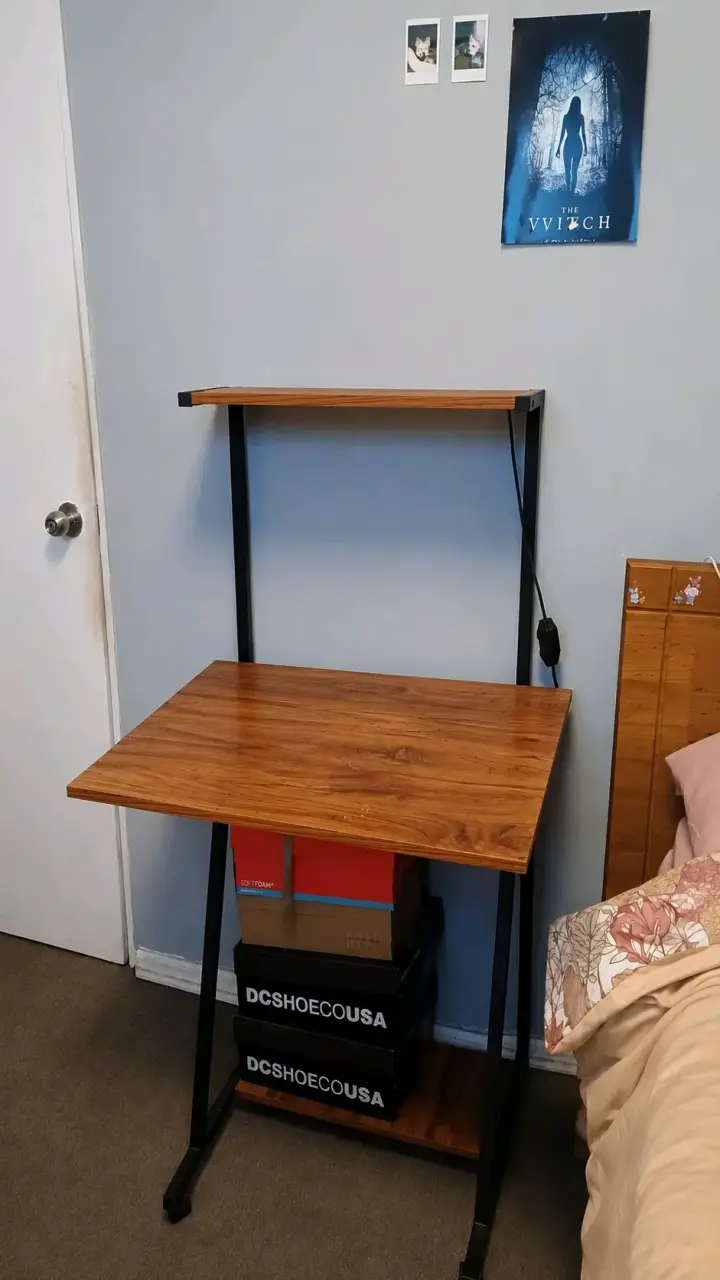 Escritorio de madera con estante superior