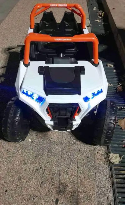 Auto eléctrico para niños con luces LED - miniatura 1