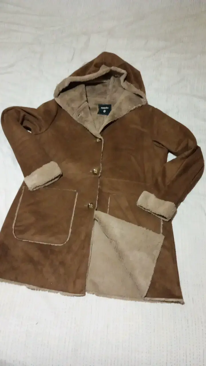 Abrigo de invierno con capucha color marrón