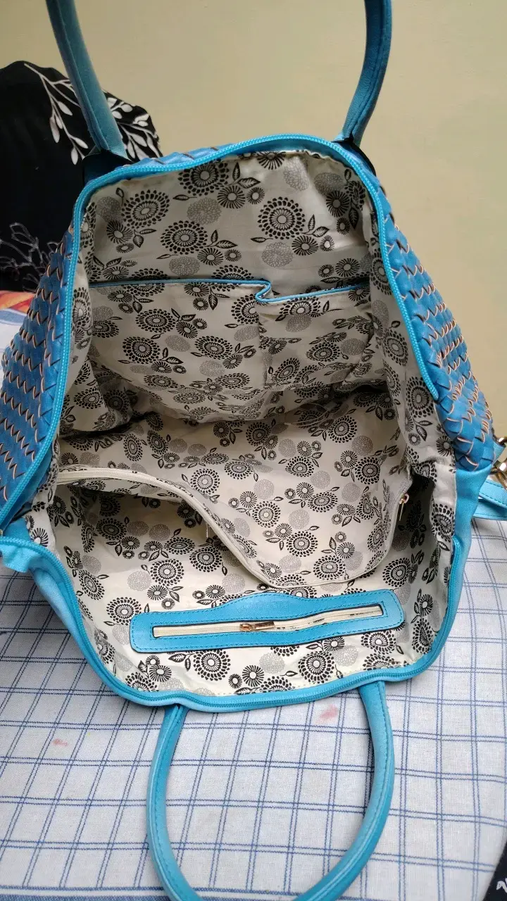 Bolso de mano azul con diseño trenzado - 1