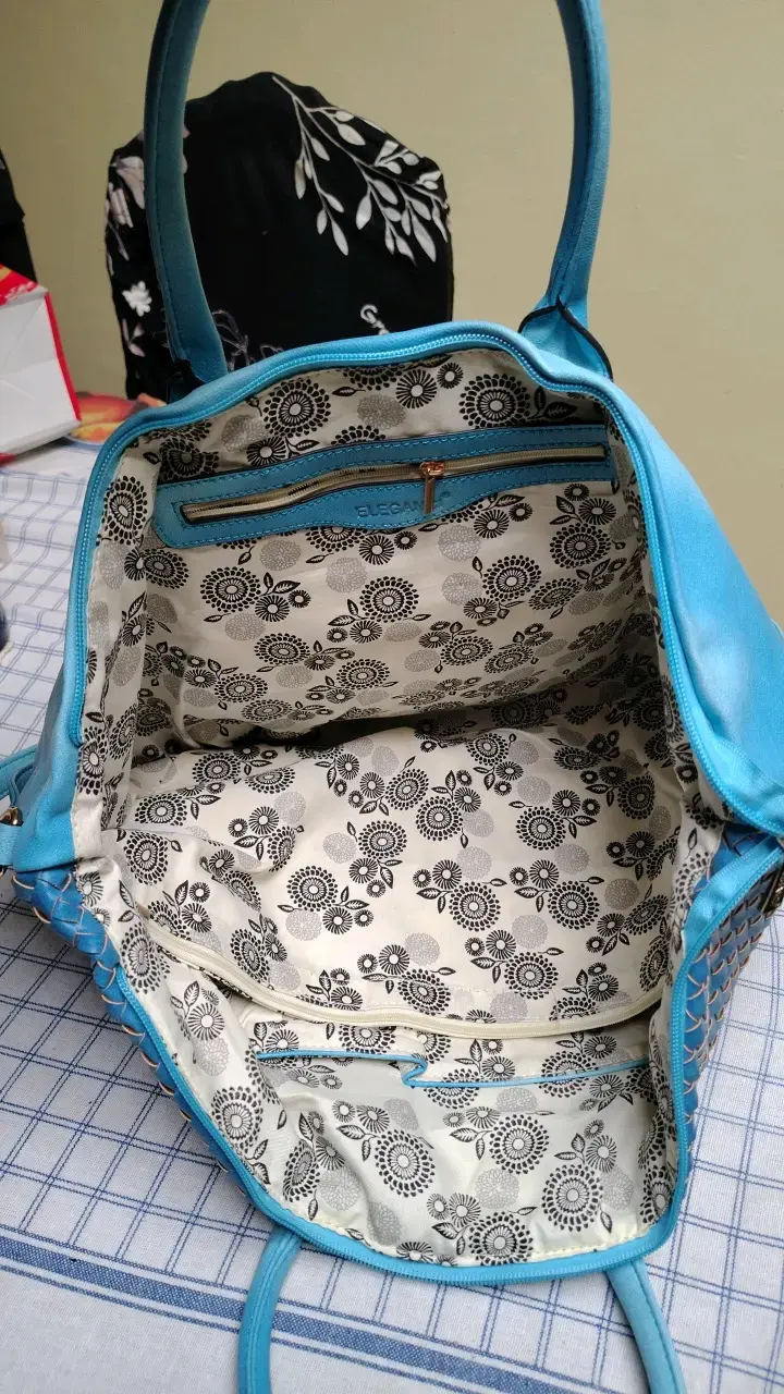 Bolso de mano azul con diseño trenzado - 2