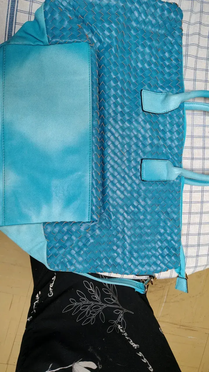 Bolso de mano azul con diseño trenzado - 4