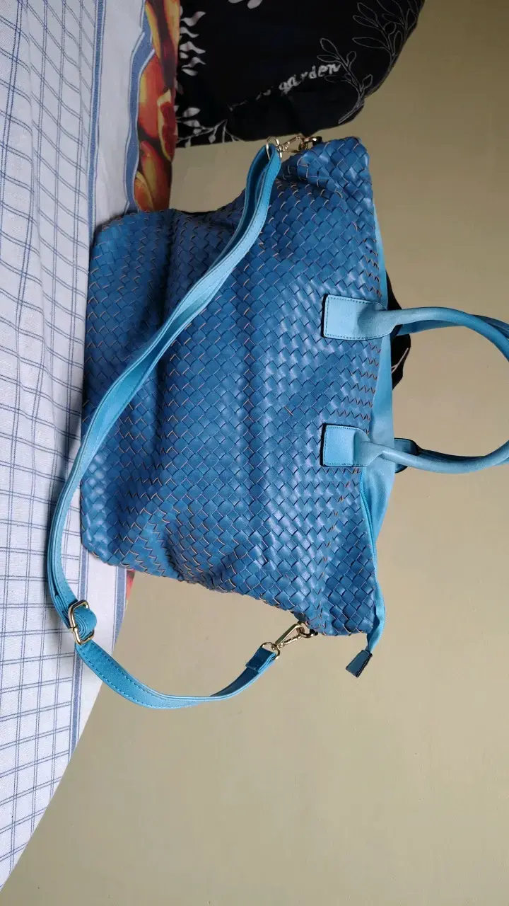 Bolso de mano azul con diseño trenzado - 5
