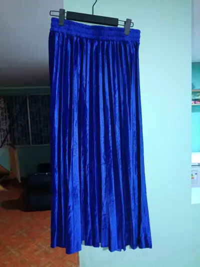 Falda plisada azul eléctrico elegante - miniatura 1
